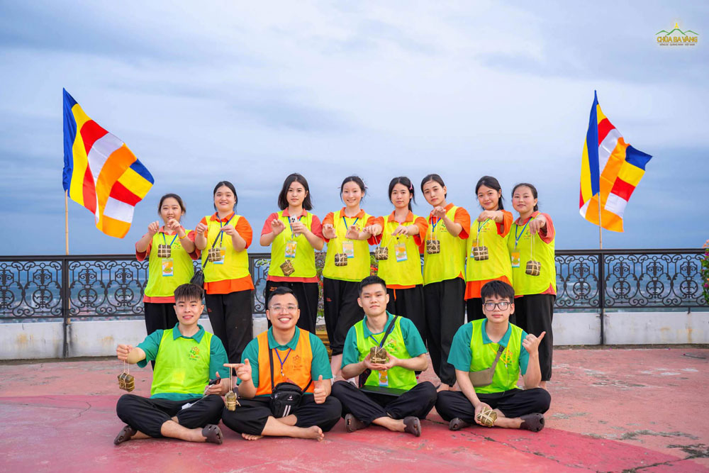 Cùng lưu lại những khoảnh khắc khi nhận quà Phật đản tại Nhà lớn!