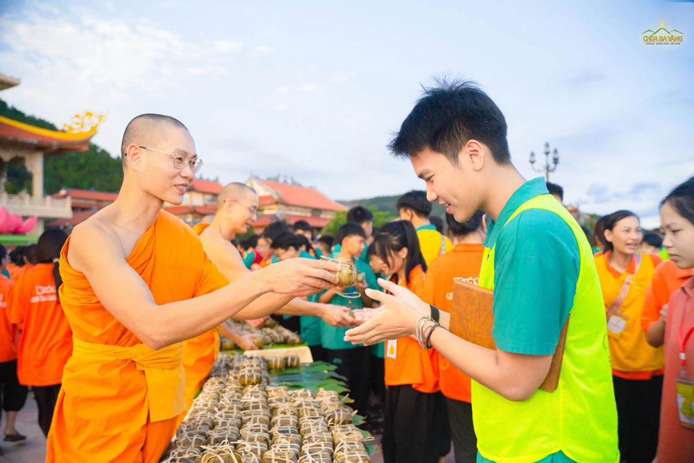 Được đón nhận món quà từ Sư Phụ và chư Tăng, mùa Phật đản năm nay chắc hẳn đã trở thành một kỷ niệm thật đặc biệt trong lòng các thành viên CLB Tuổi trẻ