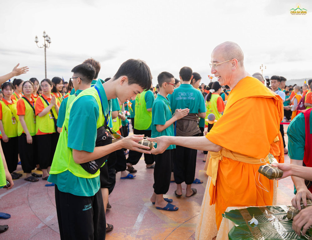 Sư Phụ dặn: “Chiếc bánh này về phải dâng lên cúng Phật, tổ tiên rồi cùng cắt ra cho cả gia đình thưởng thức”. Không biết, các bạn đã “khoe” món quà đặc biệt này với bố mẹ chưa?