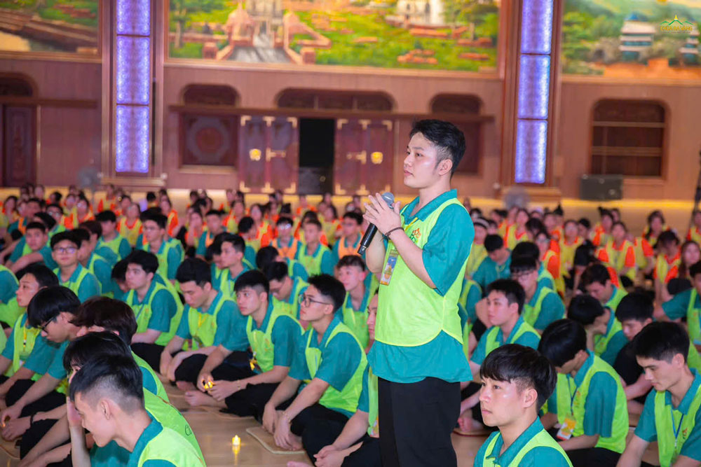  Thay vì dằn vặt về quá khứ hay lo sợ tương lai không tốt đẹp, Hoàng nhận ra mình cần thay đổi ngay trong hiện tại (Hình ảnh Hoàng về chùa cùng các bạn CLB Tuổi Trẻ)
