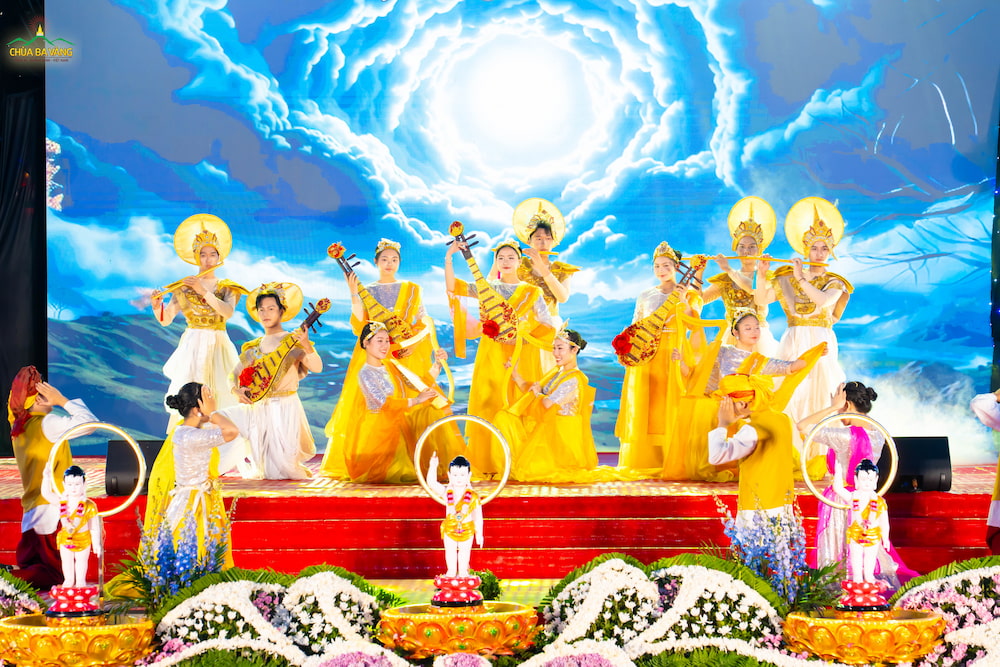 Tiết mục “Mặt trời Phật Pháp soi chiếu cứu thế gian” tượng trưng cho ánh sáng chánh Pháp lan tỏa khắp muôn nơi, xua tan bóng đêm vô minh và mang lại bình an cho nhân loại