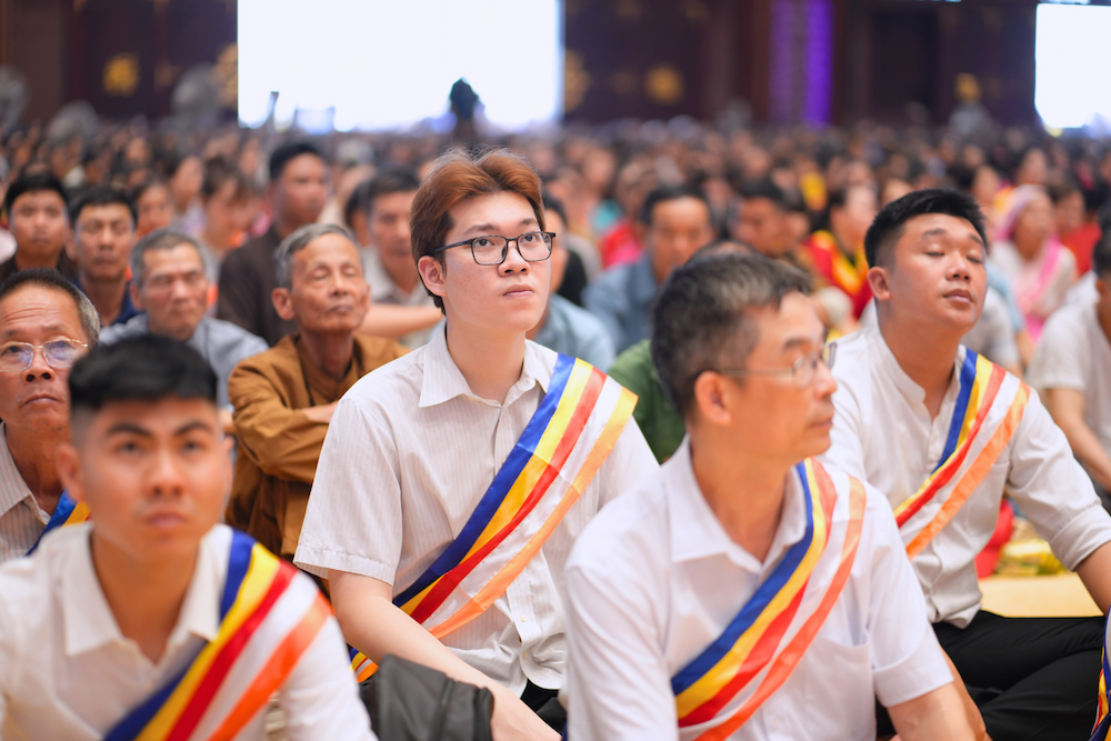 Huy Anh (đeo kính đen) chăm chú lắng nghe Pháp thoại “Tắm Phật, tắm mình”