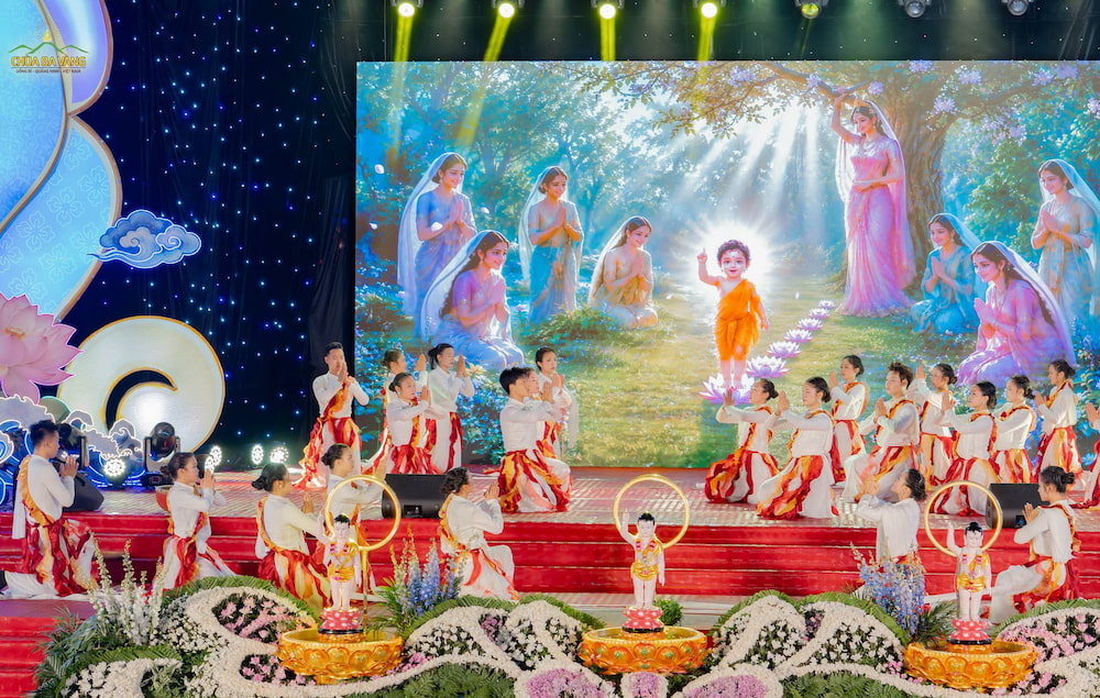 Khung cảnh vườn Lâm Tỳ Ni hiện lên rực rỡ trên sân khấu, làm sống dậy khoảnh khắc thiêng liêng đón mừng bậc Đại Giác ngộ đản sinh