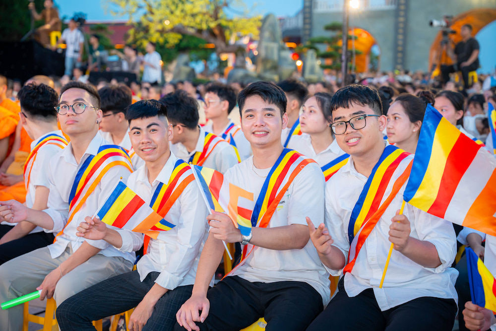 Thắng (thứ 2 từ phải sang trái) cùng các bạn trẻ hân hoan, vui mừng trong đêm văn nghệ kính mừng Đức Phật đản sinh