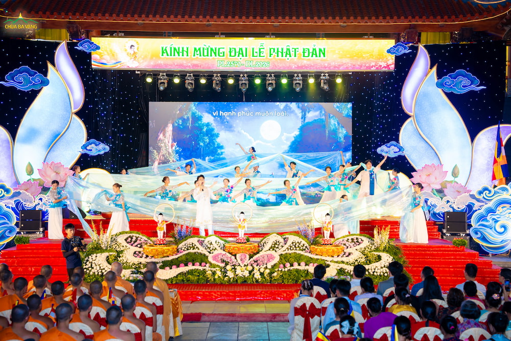 Tiết mục “Xuất gia - Sự từ bỏ vĩ đại” được dàn dựng công phu, tái hiện bước ngoặt lịch sử khi Thái tử Tất Đạt Đa từ bỏ vinh hoa phú quý để dấn thân vào hành trình tìm đạo cứu khổ cho nhân loại