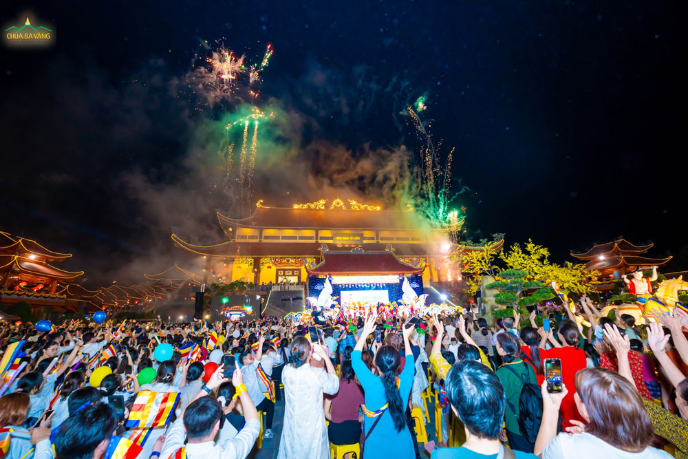 Màn pháo hoa rực rỡ giữa trời đêm Thành Đẳng như khơi dậy niềm hoan hỷ vô biên trong trái tim những người con Phật kính mừng ngày Đức Phật đản sinh!