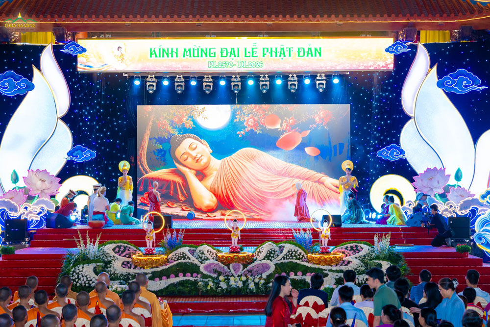 Đêm trăng tròn tịch lặng nơi rừng Sa La, đất trời như nghẹn lại trong niềm tiếc thương vô hạn… Trong những giờ phút cuối cùng trước khi nhập diệt, Đức Phật vẫn mang lại vô lượng công đức phúc báu cho chúng sinh, dân chúng Câu Thi Na được đến đảnh lễ. Ngài ân cần giáo hóa và thế độ cho vị đệ tử cuối cùng được khai mở con đường giác ngộ… Đức Thế Tôn độ sinh cho đến giây phút cuối cùng, Ngài từ bi để lại lời di giáo.
