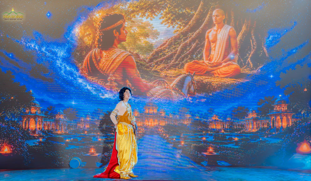 “Vinh hoa tột đỉnh thuở xuân xanh, Rũ áo từ ly vượt cấm thành! Đại nguyện xé tan màn tăm tối, Mở đường giải thoát độ quần sanh!” Hoạt cảnh Thái tử Tất Đạt Đa trăn trở khôn nguôi về kiếp nhân sinh, quyết định xuất gia tu đạo, đi trên con đường của bậc “xuất trần thượng sĩ”