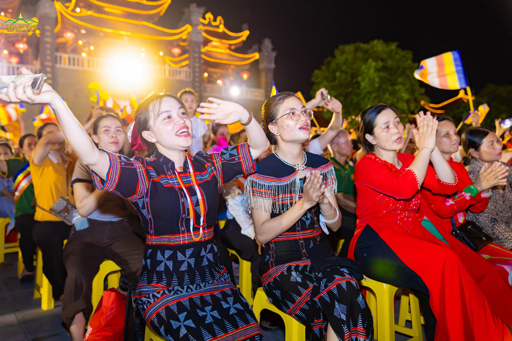 Nhịp vui Khánh đản rộn ràng khắp nẻo chốn thiền môn, ai ai cũng hân hoan, háo hức