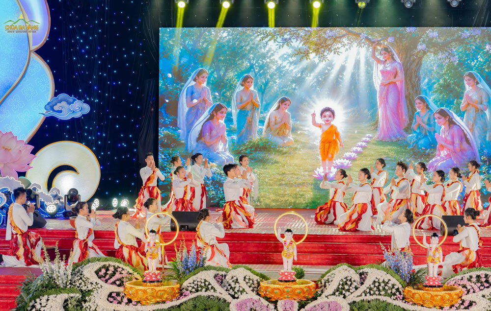 Ngày rằm tháng Tư hơn 2600 năm trước, khi ánh mặt trời đầu tiên vừa ló rạng, giữa vườn Lâm Tỳ Ni gió mát chim ca, một nhân cách vĩ đại, một bậc chiến thắng Vô Tỷ, đã thị hiện đản sinh nơi cõi Sa Bà này