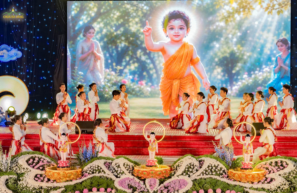 “Như Lai đem lòng đại bi vô tận, thương xót chúng sinh trong ba cõi, nên mới thị hiện ra đời, khai sáng đạo giáo, để cứu vớt quần sinh, khiến cho họ được nhiều lợi ích chân thật. Như Lai vô lượng kiếp khó gặp, khó thấy, cũng như hoa ưu đàm trải qua bao kiếp mới trổ một lần” - Trích Kinh Vô Lượng Thọ