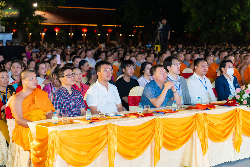 Qúy vị đại biểu, khách quý hoan hỷ tham dự chương trình