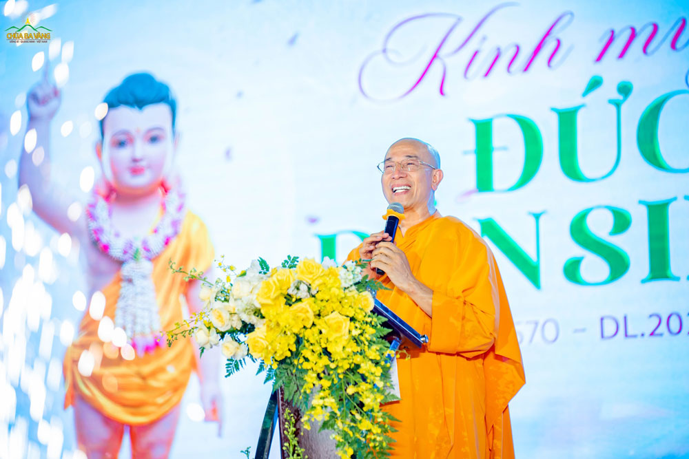 “Đêm nay, toàn thể chúng ta tụ hội về đây, mang theo trọn vẹn niềm hoan hỷ và lòng thành kính. Những lời ca tiếng hát, những vũ khúc cúng dường, chính là những đóa hoa tâm thức ngát hương, là tiếng lòng thành kính của những người con Phật, dâng lên đấng Cha lành muôn thuở. Chúng ta hát để tán dương công đức vô lượng vô biên của Ngài, để cầu nguyện cho ngọn đèn Chánh Pháp mãi cửu trụ nơi cõi Sa Bà uế trược, và để cho mạch sống tâm linh đã khởi đi từ vườn Lâm Tỳ Ni năm ấy, sẽ mãi mãi thấm sâu trong tâm hồn muôn loại” - Sư Phụ Thích Trúc Thái Minh phát biểu trong Đêm văn nghệ kính mừng Đức Phật đản sinh