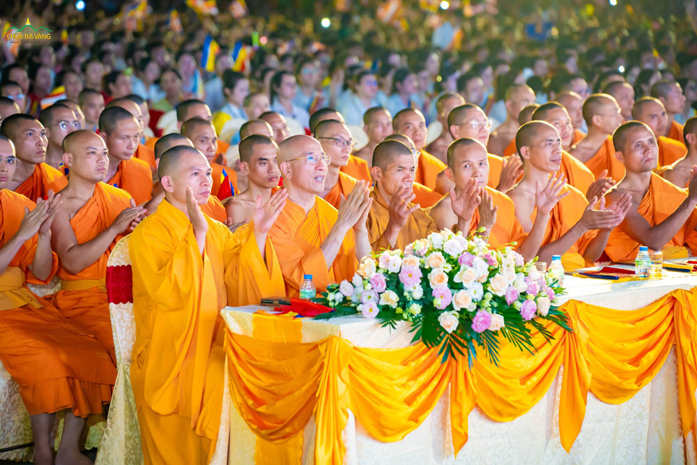 Chư Tôn đức Tăng quang lâm chứng minh tham dự chương trình “Đêm văn nghệ kính mừng Đức Phật đản sinh”