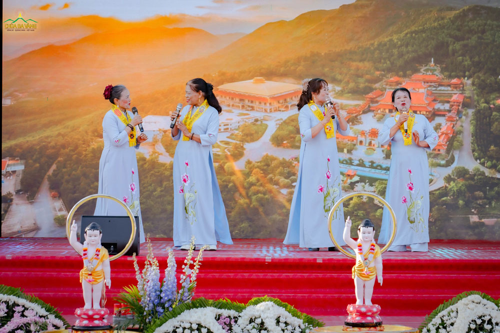 Trong không khí hân hoan đón mừng ngày Đức Thế Tôn đản sinh, với tấm lòng thành kính đối với Tam Bảo, CLB Thơ ca Phong Lan Uông Bí đã tề tựu về chốn già lam chùa Ba Vàng để dâng những lời ca tiếng hát cúng dường Tam Bảo