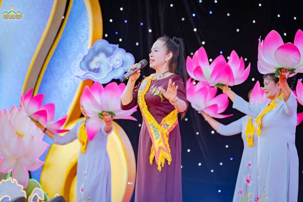 Nghệ sĩ vùng mỏ Quảng Ninh Ngọc Khanh dâng những lời ca kính mừng Đức Phật đản sinh