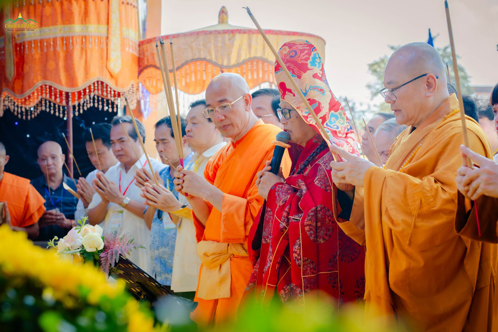 Chư Tôn đức Tăng cùng quý vị đại biểu, khách quý dâng hương cử hành nghi thức khánh đản