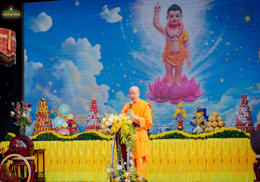 Tại buổi lễ, hòa vào niềm vui trong Tết Phật đản, Thầy Thích Trúc Thái Minh trang trọng tuyên đọc Thông điệp Phật đản của Đức Pháp chủ GHPGVN
