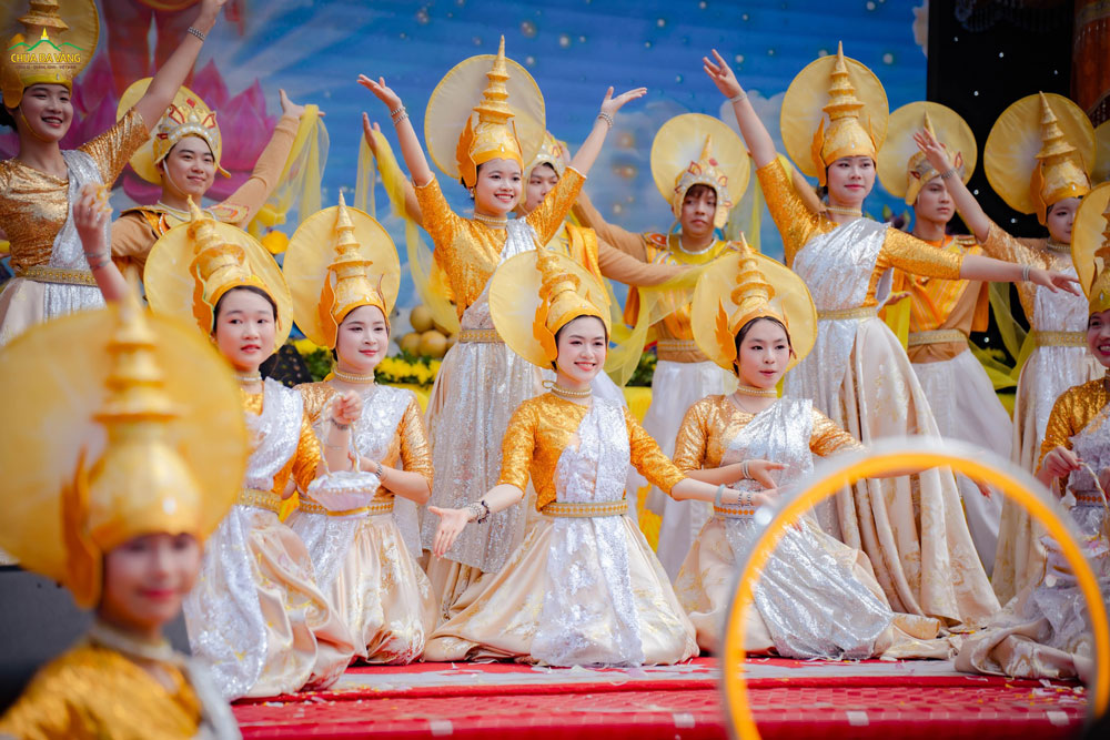 Những tiết mục văn nghệ kính mừng Đại lễ Phật đản được dàn dựng công phu đã mang lại nhiều cung bậc cảm xúc cho khán giả