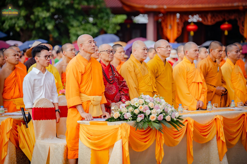 Chư Tôn đức Tăng quang lâm chứng dự chương trình, chứng minh cho Đại lễ.