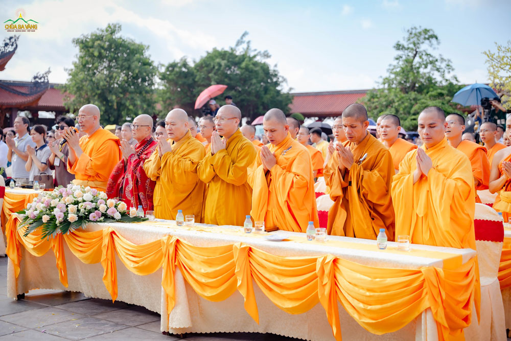 Chư Tôn đức Tăng xưng niệm hồng danh Đức Phật, nguyện cầu Tam Bảo gia hộ buổi lễ được viên mãn, chúng sinh lợi lạc.