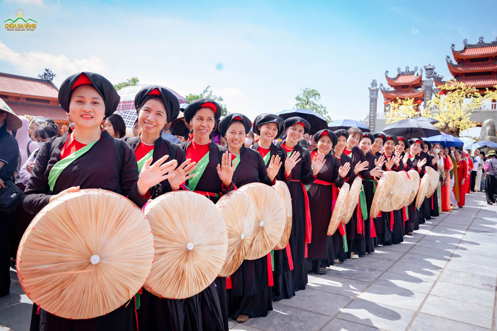 Phật tử khắp nơi hân hoan, thành kính vân tập về ngôi già lam Ba Vàng tham dự Đại lễ Phật đản PL.2570