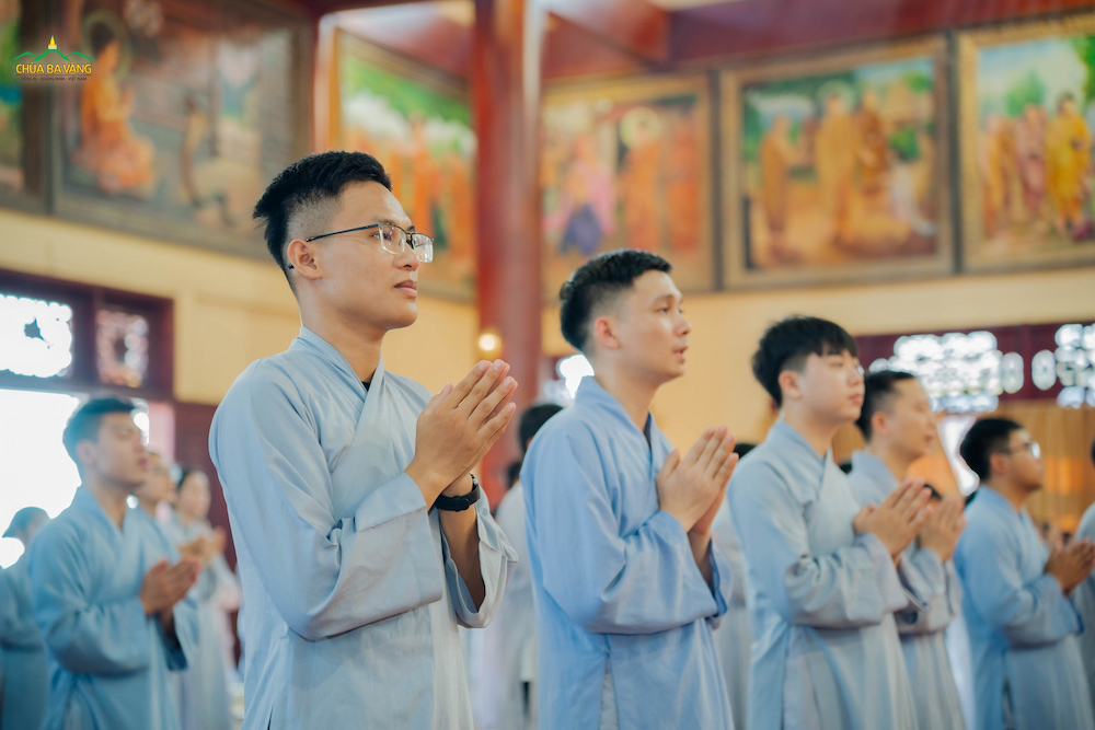 Hàng ngày, chúng ta nên chắp tay bạch Phật và phát nguyện sẽ nói lời yêu thương, không nói lời hại người (ảnh minh hoạ)