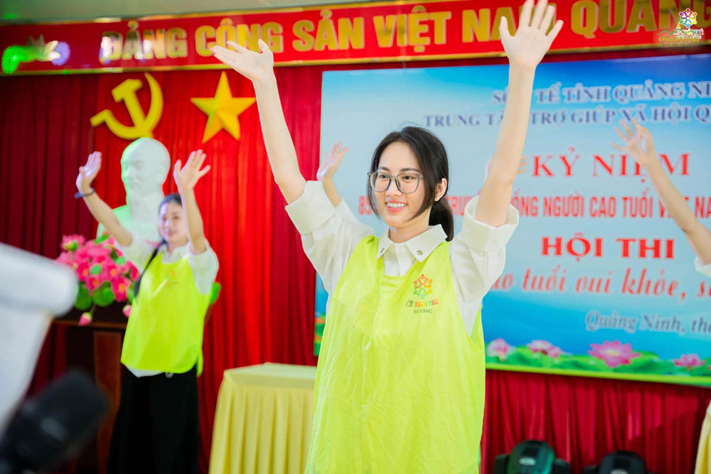 Những nụ cười hạnh phúc của các bạn khi biểu diễn tiết mục văn nghệ gửi tặng đến các ông, các bà