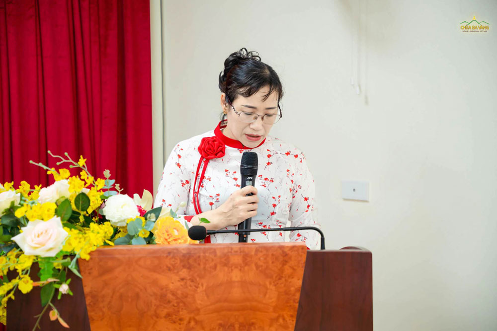 Bà Bùi Thị Thu Hoà - Phụ trách Chi hội Người cao tuổi Trung tâm phát biểu trong chương trình
