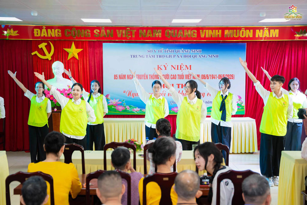 Tại đây, chúng mình cùng nhau biểu diễn các tiết mục văn nghệ đến các ông, các bà đang được chăm sóc tại trung tâm