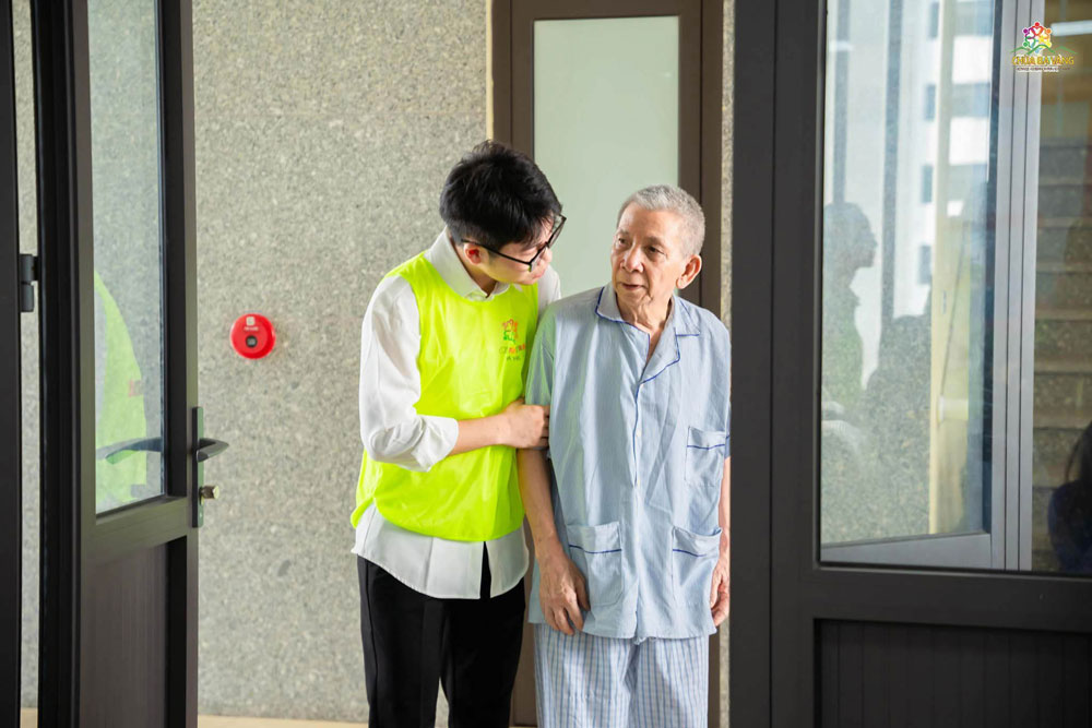 Chúng mình hỗ trợ đưa ông vào địa điểm tập trung để tham dự chương trình