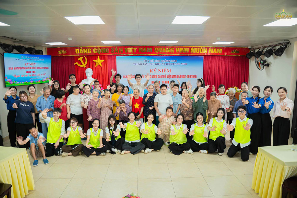 Các thành viên trong CLB Tuổi trẻ chụp ảnh lưu niệm cùng cán bộ và các ông bà đang được chăm sóc tại trung tâm