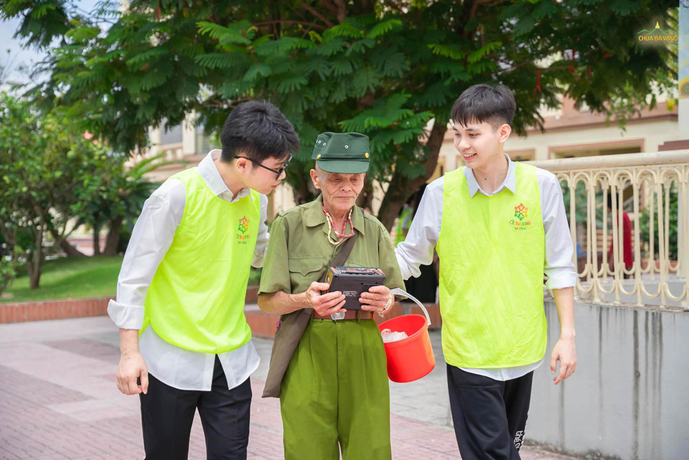 Sau chương trình, chúng mình dìu các ông, bà về địa điểm ăn trưa