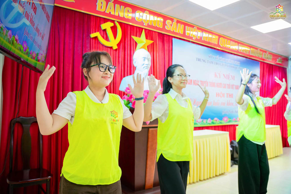 “Tự hào Việt Nam” - Ca khúc mang giai điệu tự hào được biểu diễn, gửi tặng đến các ông, các bà tại trung tâm