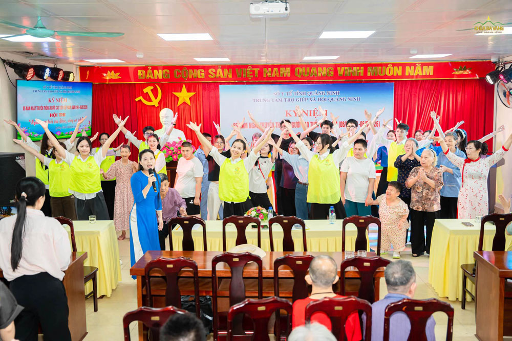 Trong giai điệu của ca khúc “Nối vòng tay lớn”, các ông bà và các bạn trẻ cùng cùng nhảy múa, lan tỏa niềm vui