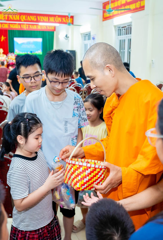 Những món quà được chư Tăng trao tận tay đến các em nhỏ