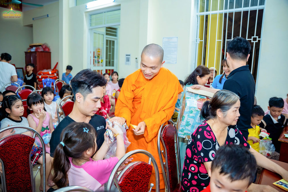 Các em nhỏ nhận quà từ chư Tăng nhân dịp Quốc tế Thiếu nhi