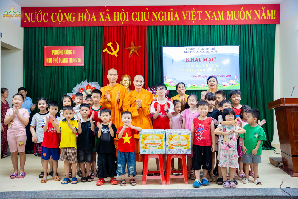 Các em nhỏ đón ngày Quốc tế Thiếu nhi ngập tràn niềm vui