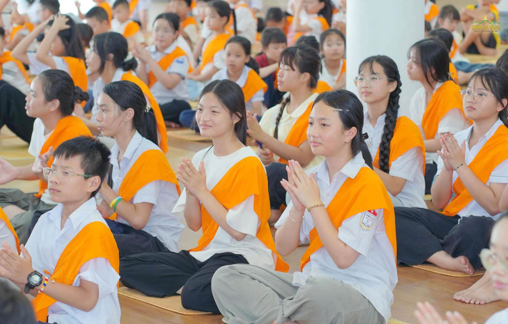 Các bạn khóa sinh cùng nhau vỗ tay nhịp nhàng theo giai điệu rộn ràng của các tiết mục văn nghệ