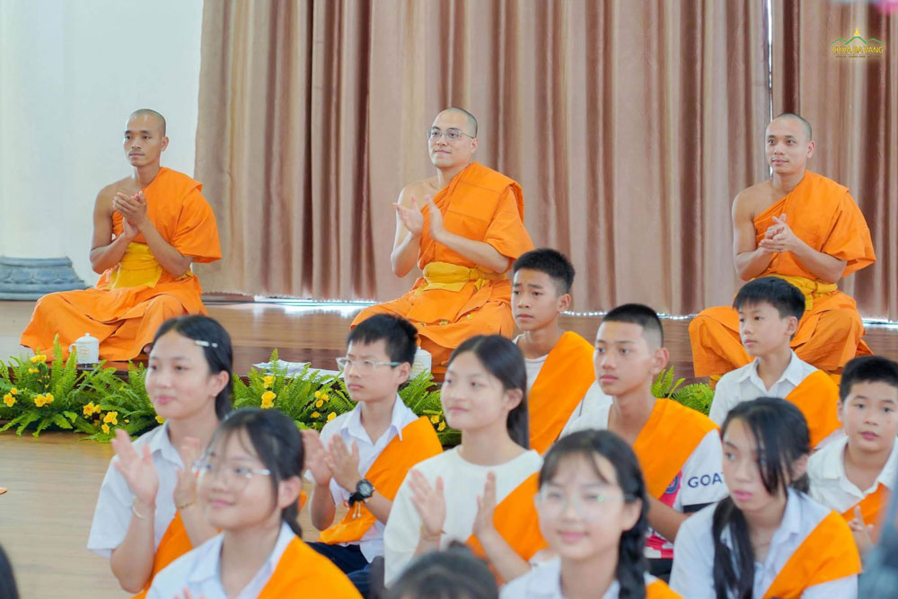 Chư Tăng và các bạn khóa sinh tham gia chương trình Liên hoan văn nghệ Tết Thiếu nhi
