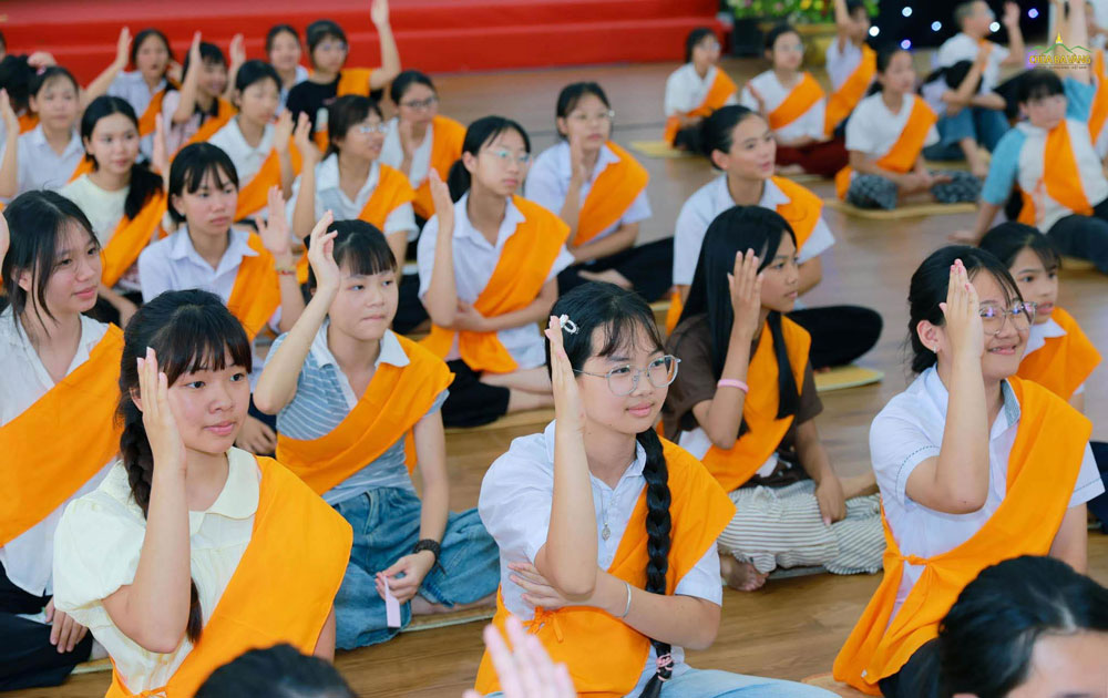 Các bạn khoá sinh hăng hái giơ tay trả lời câu hỏi từ chư Tăng