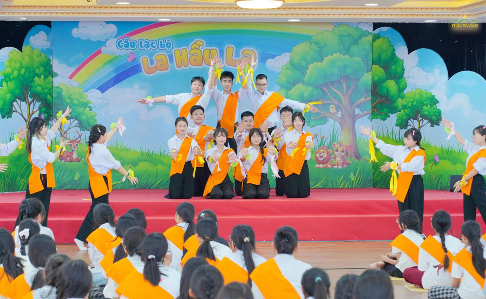 Tự tin tỏa sáng trên sân khấu, các bạn khóa sinh CLB La Hầu La cùng biểu diễn bài hát 