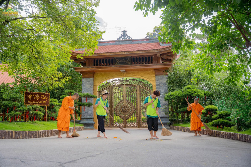 Siêng năng quét sạch đất chùa - Để cho trí huệ bốn mùa phát sanh!