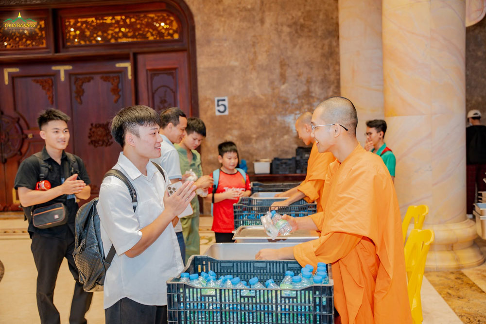 Khoảnh khắc ấm áp trước giờ tạm biệt Nhà lớn, các bạn trẻ hân hoan đón nhận phần cơm nắm từ chư Tăng