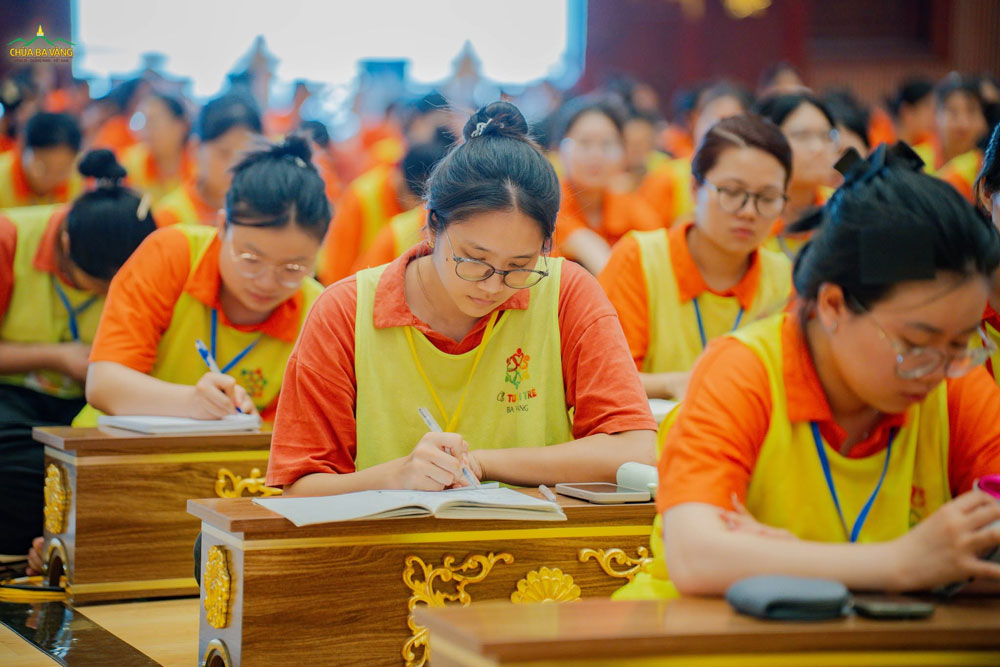 Qua bài giảng ý nghĩa từ trên Sư Phụ Thích Trúc Thái Minh, các bạn trẻ được học cách quay về và khám phá khu vườn tâm của chính mình