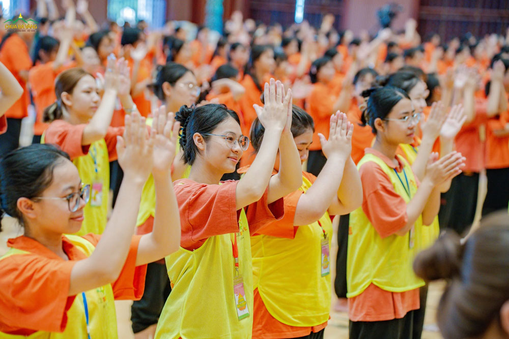 Mong rằng từ duyên lành này, các khóa sinh sẽ luôn tinh tấn tu học Phật Pháp, ứng dụng lời Đức Phật dạy để nuôi dưỡng trí tuệ và từng ngày hoàn thiện chính mình
