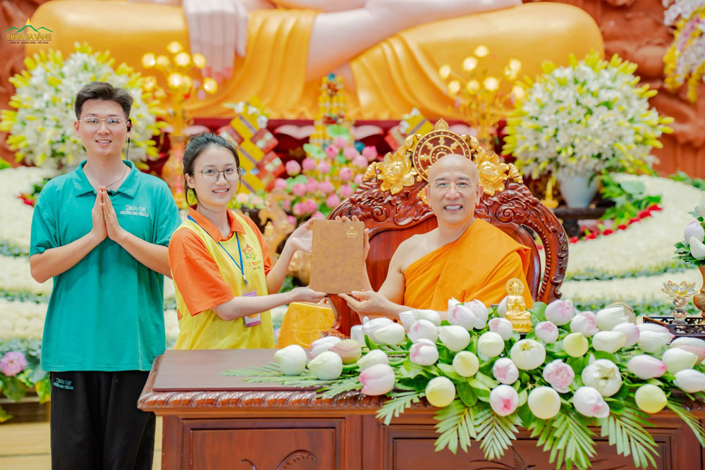 Mong rằng từ duyên lành này, các khóa sinh sẽ luôn tinh tấn tu học Phật Pháp, ứng dụng lời Đức Phật dạy để nuôi dưỡng trí tuệ và từng ngày hoàn thiện chính mình