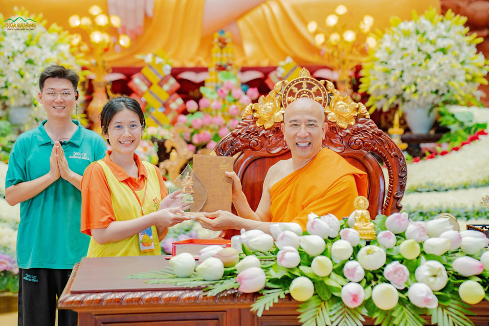 Bạn khóa sinh hân hoan đón nhận món quà từ trên Sư Phụ sau khi trả lời đúng câu hỏi