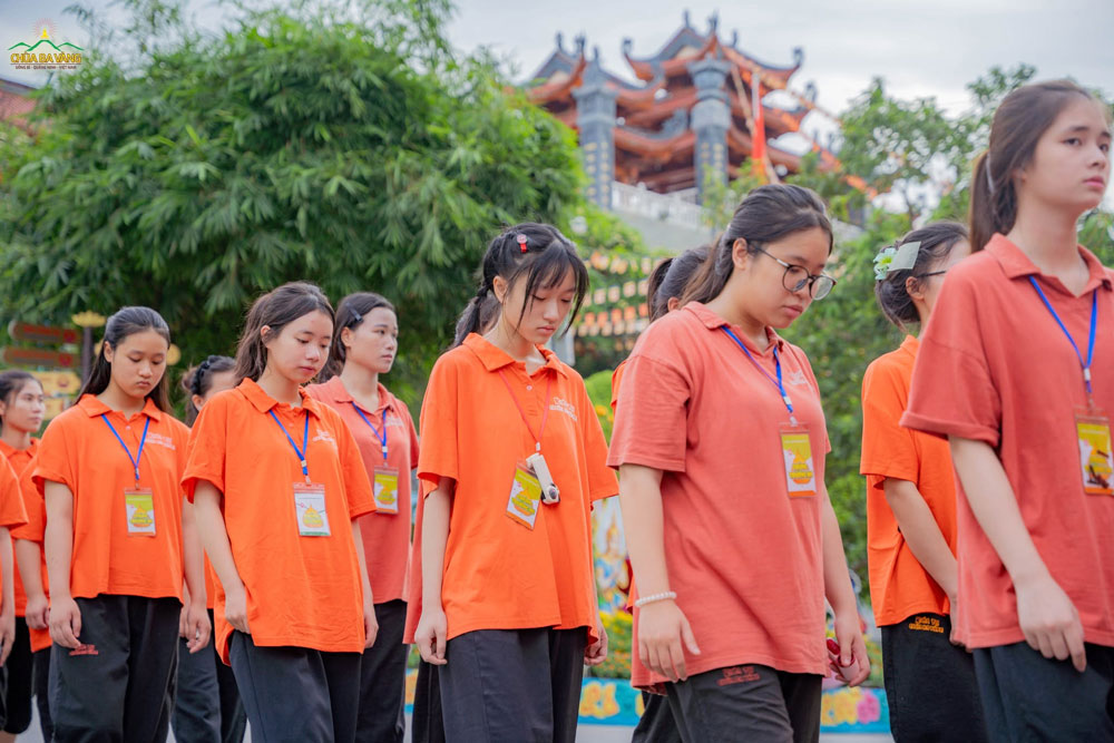 Thiền không chỉ giúp các bạn giải tỏa những căng thẳng trong học tập, công việc, mà còn rèn luyện sự chú tâm, cân bằng cảm xúc