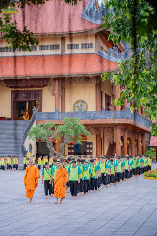 Trong buổi sớm tinh mơ ngày hạ, các bạn thanh thiếu niên Phật tử chùa Ba Vàng đã có những giây phút an yên, thực tập chánh niệm trong từng bước chân dưới sự hướng dẫn của chư Tăng